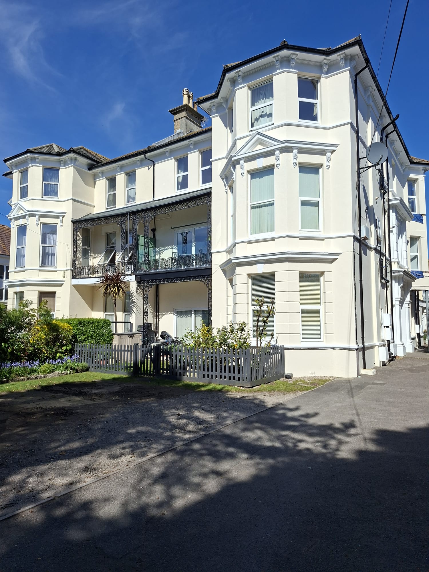 Completed front elevation of a block of flats in Boscombe after masonry painting and decorating